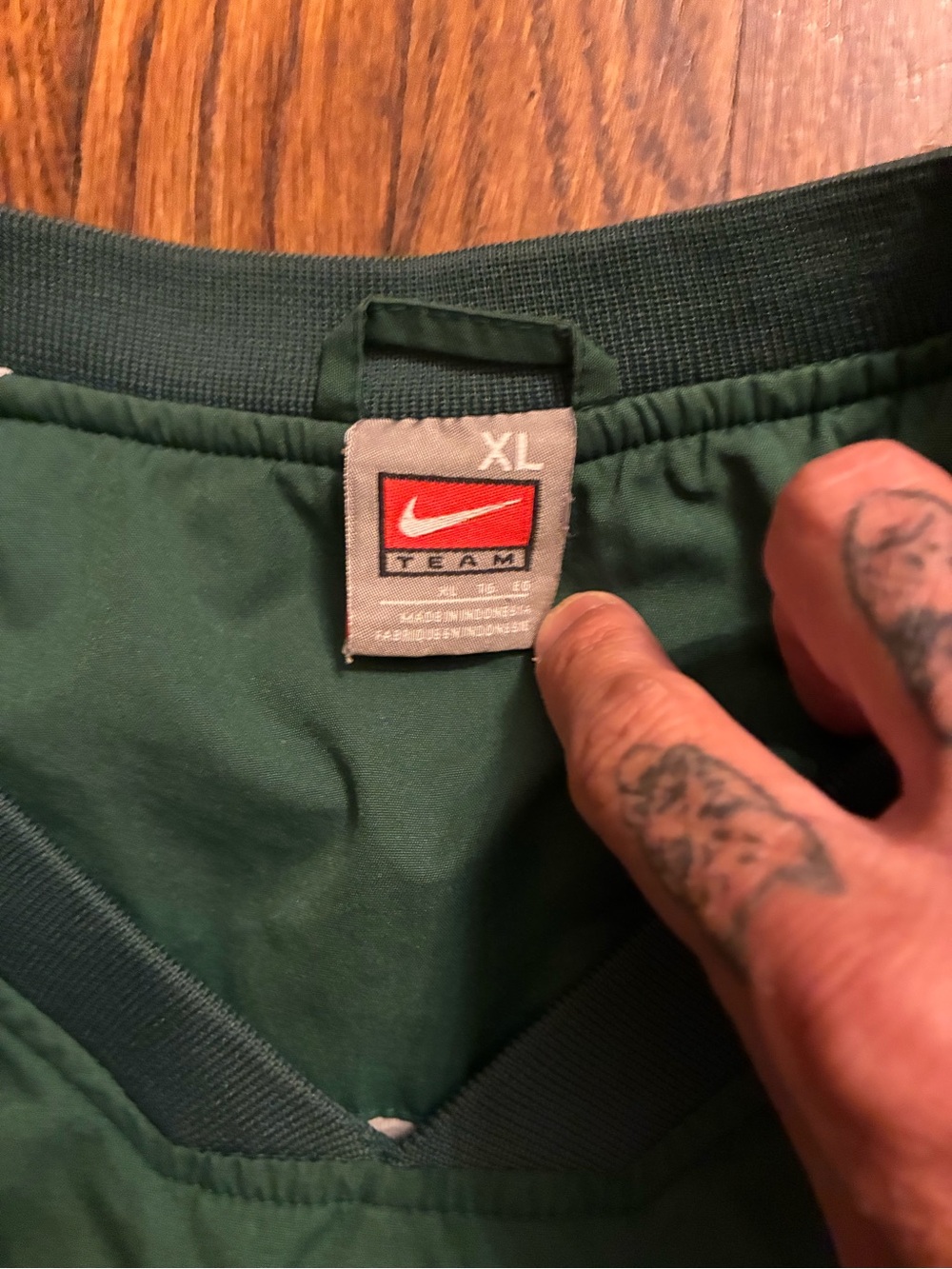 Nike Men’s Forest Green V-Neck Windbreaker Pullover - Picture 4 of 4